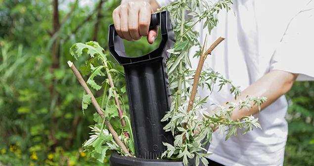 Electric Wood Chipper Shredder with a separate paddle plunger